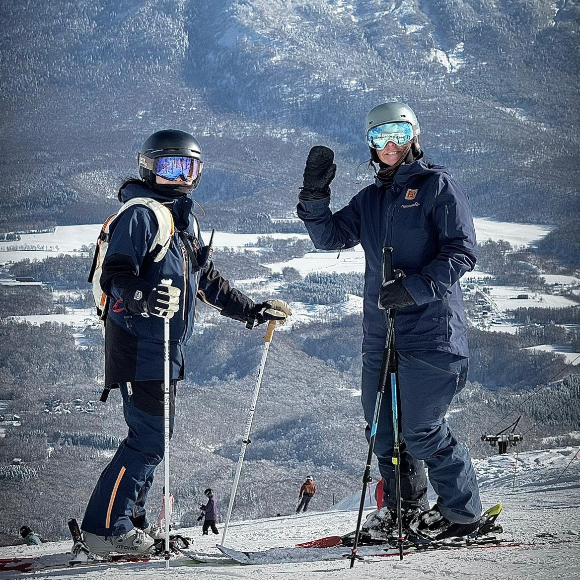 Tanya Hart teaching a private ski lesson in Niseko — friendly coaching and mountain views creating a relaxed learning experience.